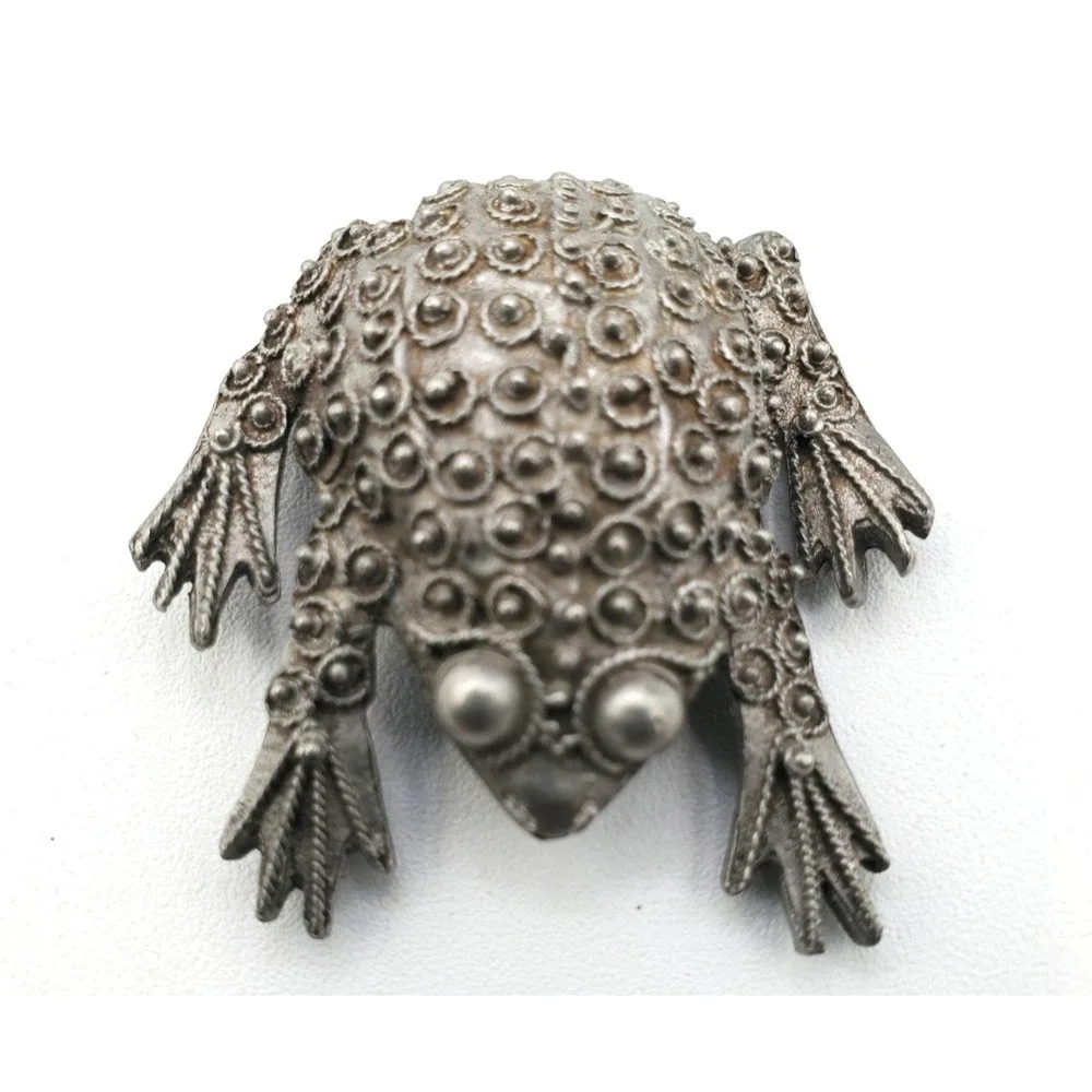 Vintage Frog Brooch Figural Textured Silver Tone Amphibian Collectible Pin